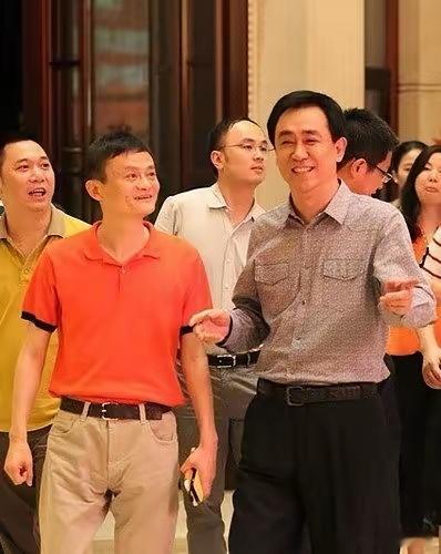 马云12亿入股恒大足球当年，在许家印的游说下马云动心，2014年阿里出资12亿元