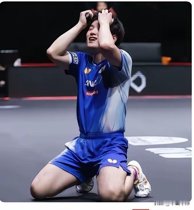 看了香港总决赛张本智和夺冠那种狂妄劲，让人无比想念樊振东！在WTT香港总决赛男