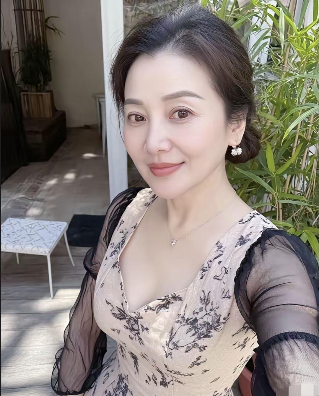 我朋友一个姐妹今年快六十岁了，就一个闺女。她男人做生意有钱后整天逼她说要儿子，她