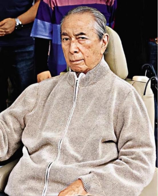 何鸿燊的身体是个谜！2009年，87岁何鸿燊不慎摔伤，造成多器官衰竭，但他却一直