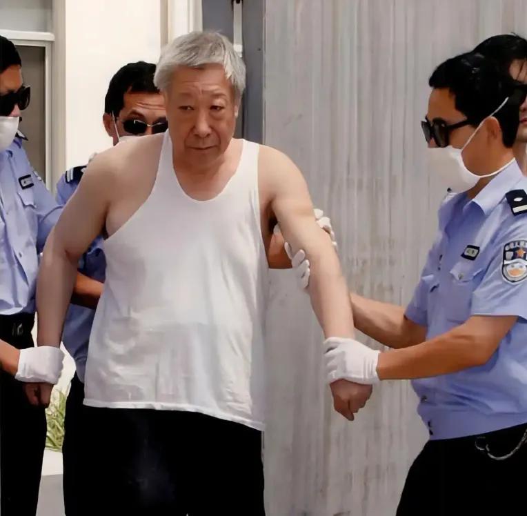 2009年，吴天喜被押出看守所，即将被押赴刑场执行死刑。因为戴着沉重的脚镣，在过