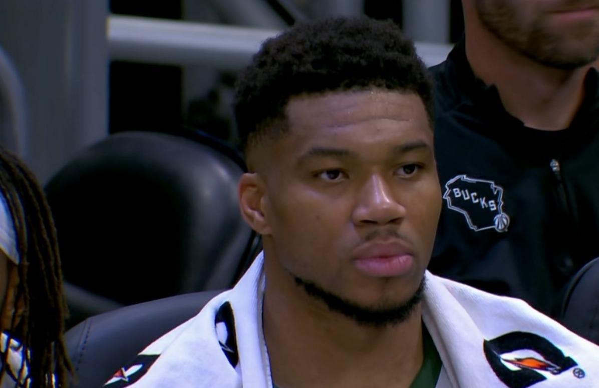 强如字母哥，在如今的篮球环境下，当队友投不进3分的时候，也只能无可奈何了。字母哥