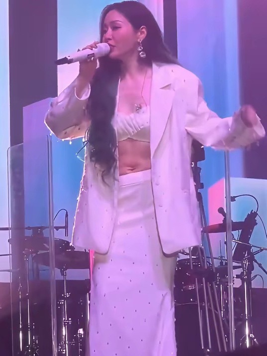 张靓颖演唱会，好多人的焦点却在她的肚子上…