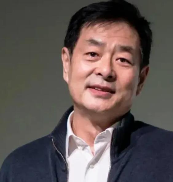 凌晨1点的北京，72岁的濮存昕身处老城区的家属院，手里攥着一根两块钱买来的布绳，