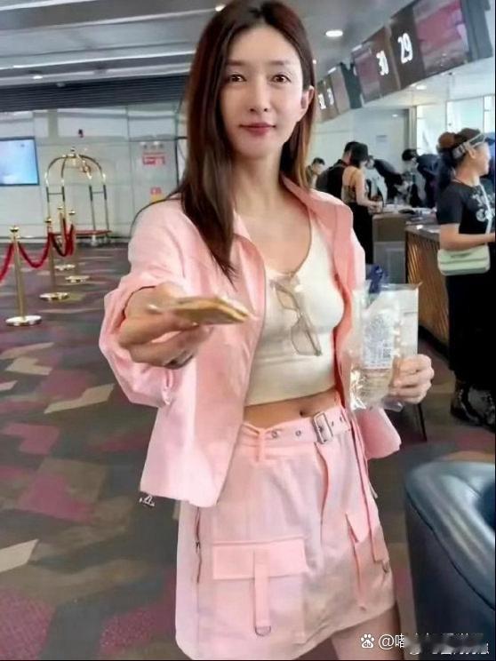 36岁江疏影素颜出镜状态超好，穿搭清新温婉，皮肤细腻透亮，待人温柔暖心，尽显温柔
