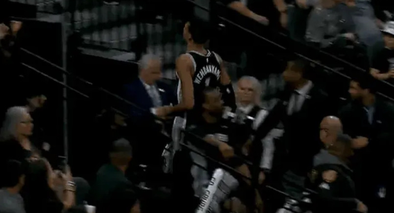 文班亚马距离成为NBA超级巨星，就差一个条件了，那就是耐造！今天，马刺打尼克斯