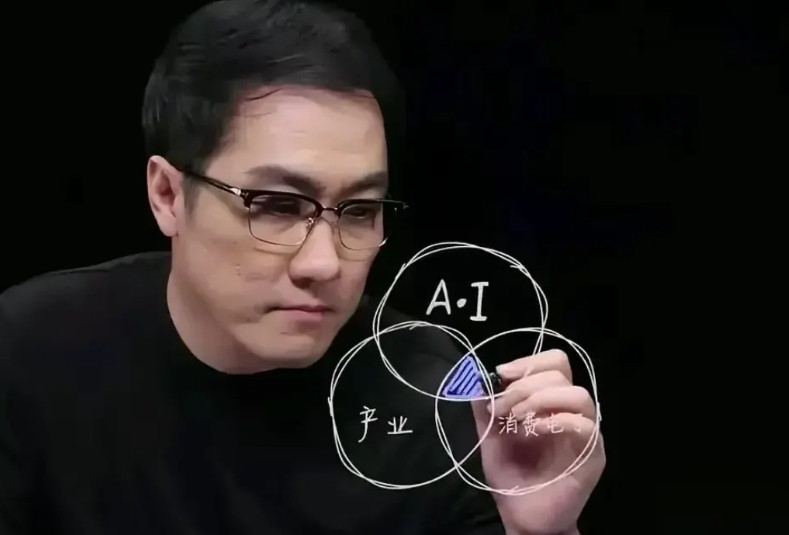王自如复出引出最大复出谜团，那就是他演讲用的这个透明黑板是个什么工具，记得当