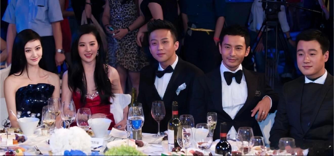 考古！邓超隔着刘亦菲跟景甜聊天的画面😂2012年，在芭莎慈善夜上，刘亦菲、景甜