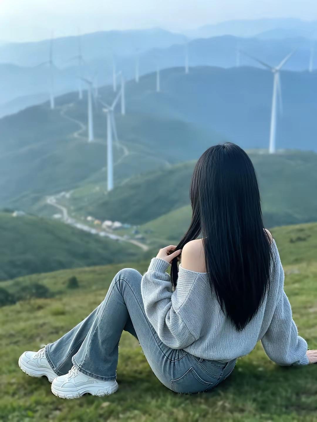 风车山上的少女，静享自然之美。