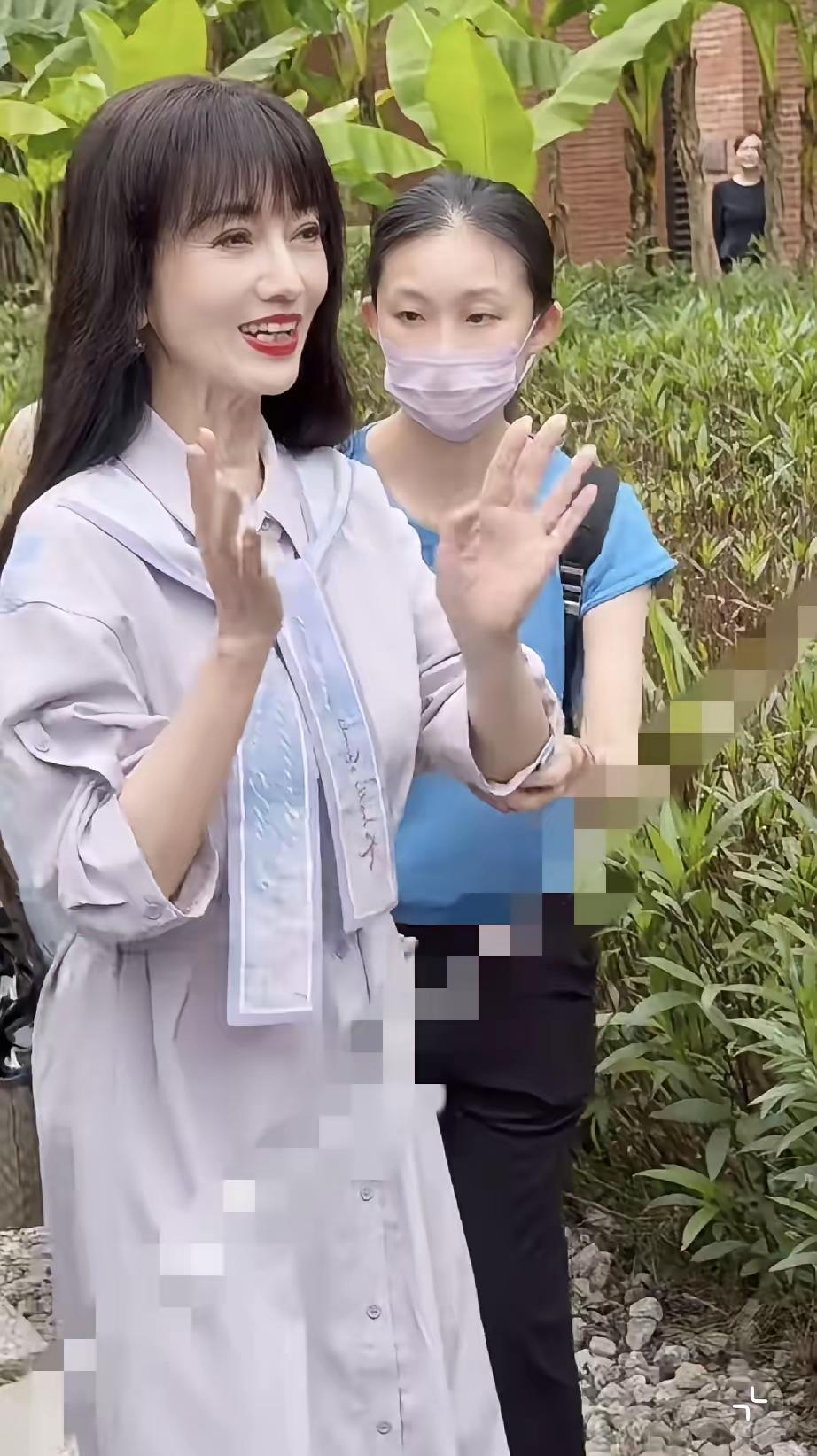一般老太太真扛不住，这大热天，戴着这么厚的假发，穿着束腰的裙子和高跟鞋，真不是一