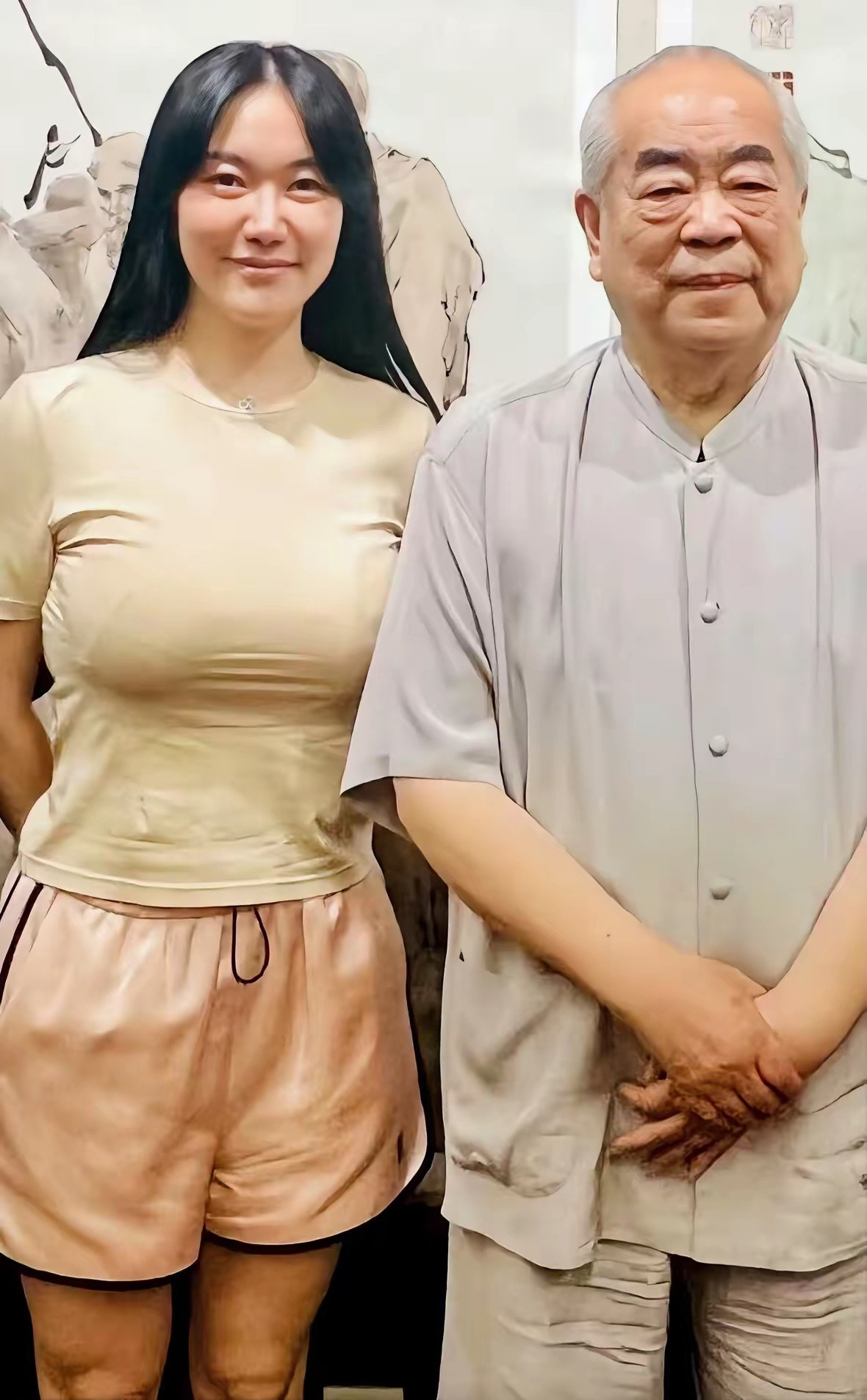 你绝对想不到​范增的第四任妻子徐萌曾经是模特，她也是武汉大学毕业的，她也是武大毕