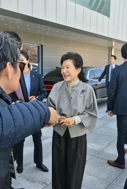 朴槿惠在大邱高墙别墅里盯着电视屏幕，手指掐进沙发扶手，那个曾经亲手把她送进监狱的