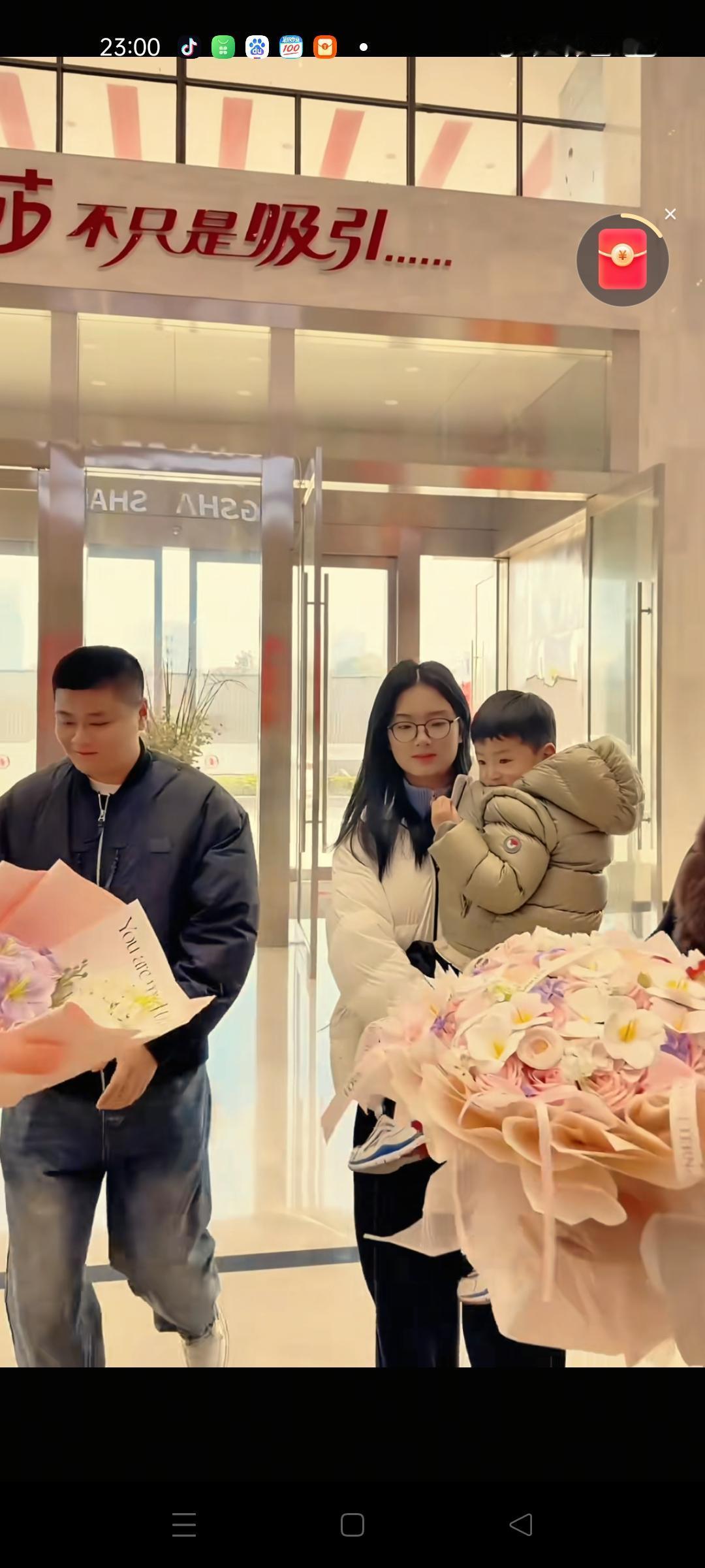 失散二十七年双胞胎哥哥被邀请到浪莎总部参加直播带货活动，似乎浪莎在邀请了郁豹豹，