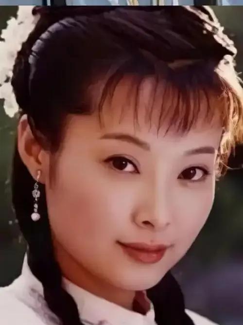 53岁的袁立巴黎度假，状态惊艳众人！她成功瘦身约10斤，颜值回春，风采不减当年。