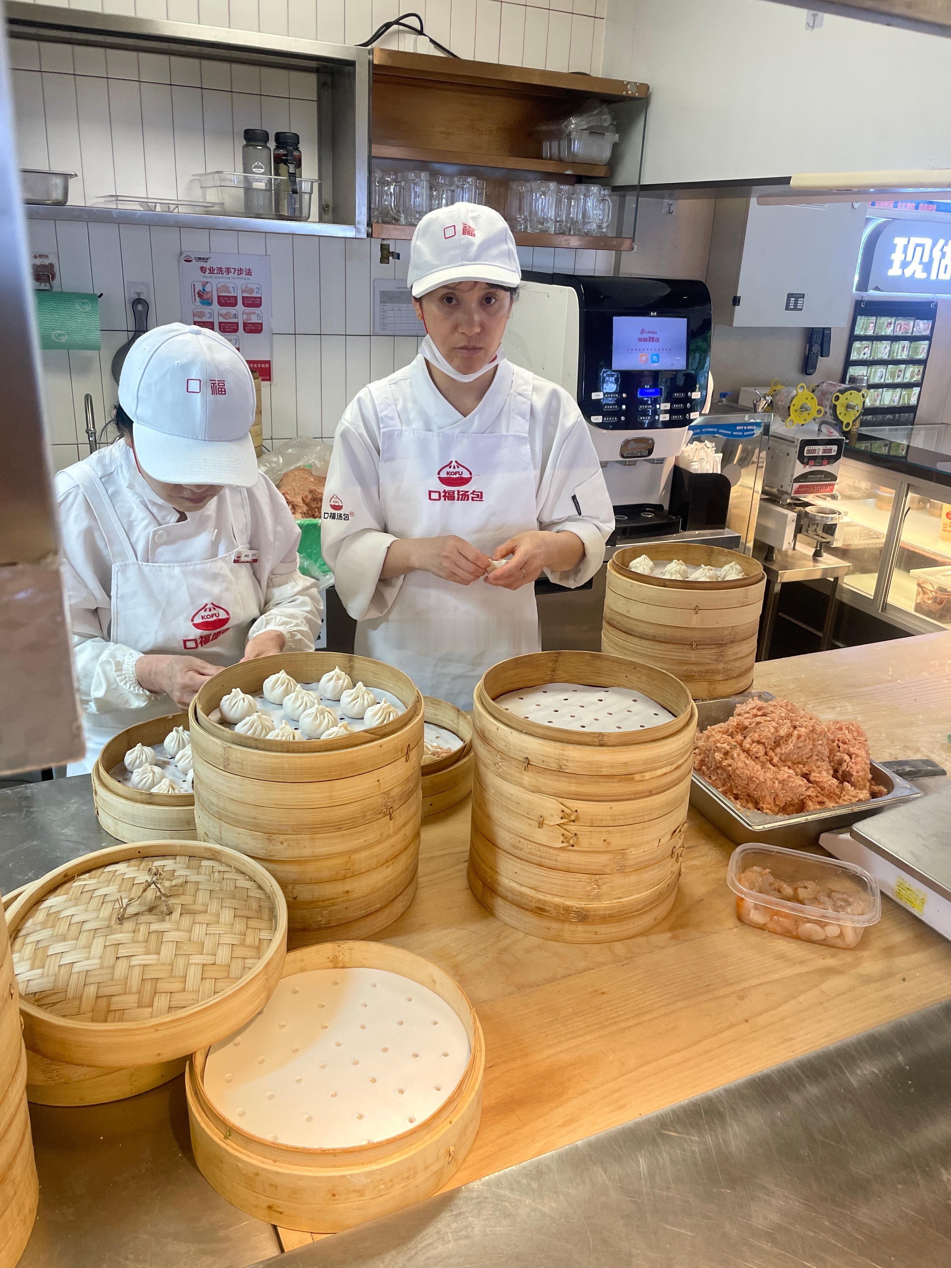 到地儿先吃一顿汤包，太喜欢这种甜甜腻腻的小汤包了汽场全开JR的世界​