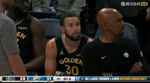 库里3分恶犯直摇头：我咋没这待遇？哨响后库里还示意下落时乔往前伸腿了，否则不会