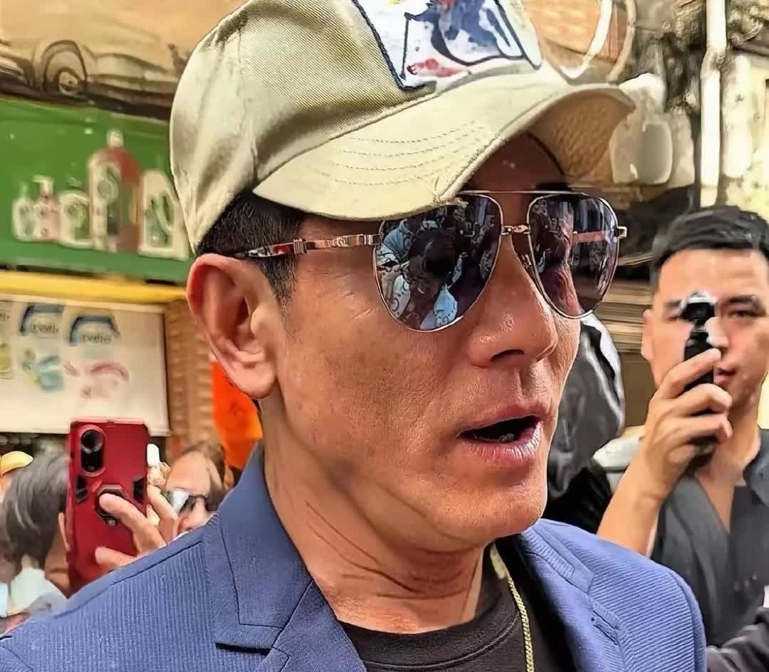 郭富城对方媛很抠实际上帮助方媛洗白不然爆出来方媛顶级大捞女，郭富城轮到晚