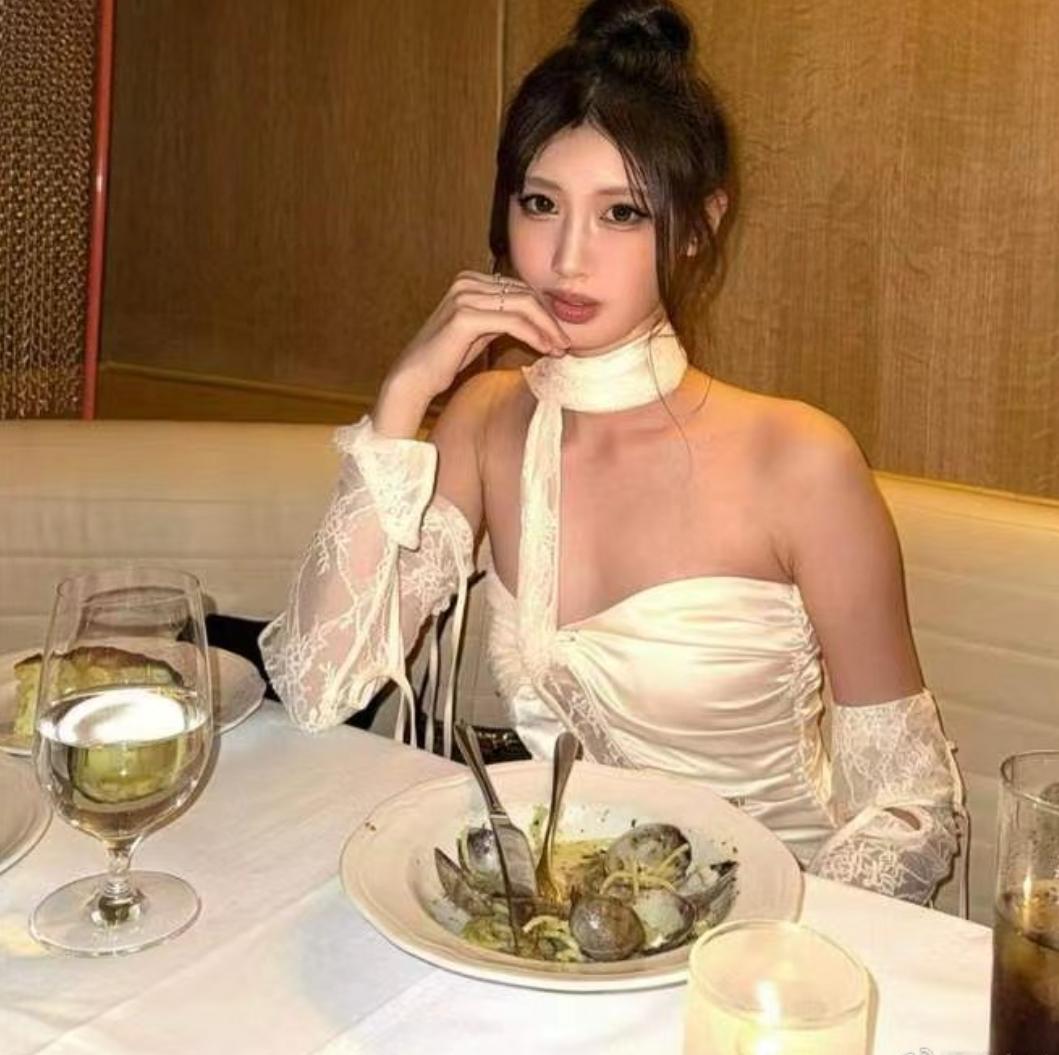 徐朵国外晒20岁生日照，为何在徐帆脸上看到了“谄媚”。照片中的徐朵，穿着露肩抹