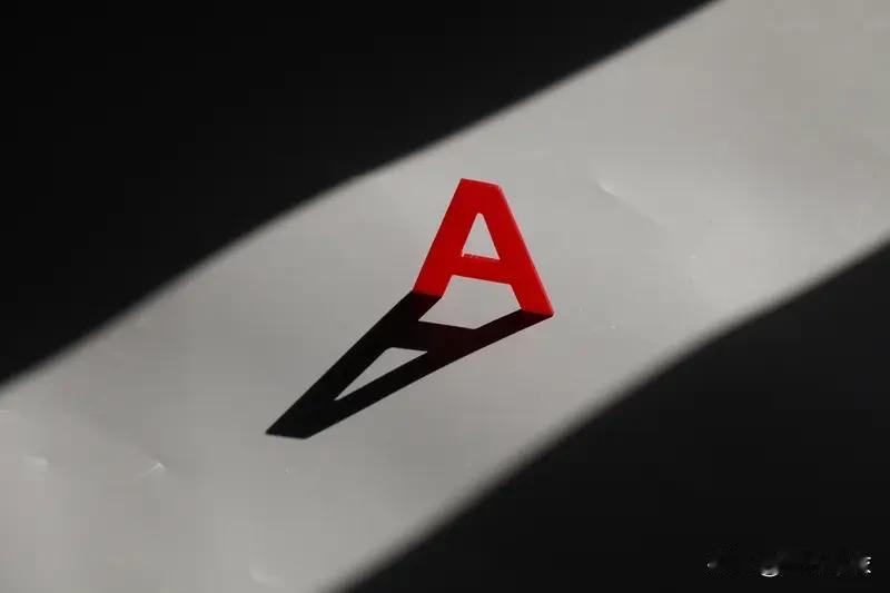 不必纠结当日的涨跌，甚至1-3个月的涨跌都不用太在意。记住三个逻辑，1、A股