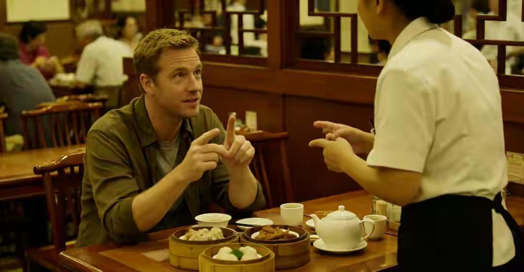 看笑了。两个外国小伙，一句中文不会，走进成都一家面馆。比划了半分钟，老板端出两碗