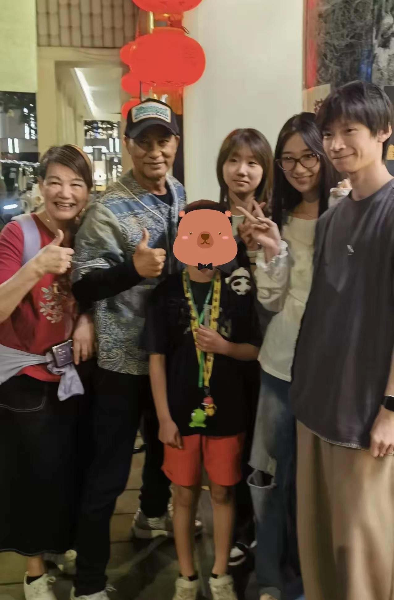 70岁任达华和57岁老婆琦琦酒店约会，他一如既往的帅气，老婆的齐刘海却很减分……