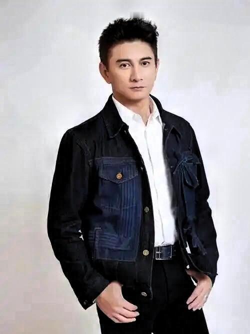 婚姻不是“经营”出来的，是“购买”来的。看看吴奇隆的两本账。第一本，26岁。