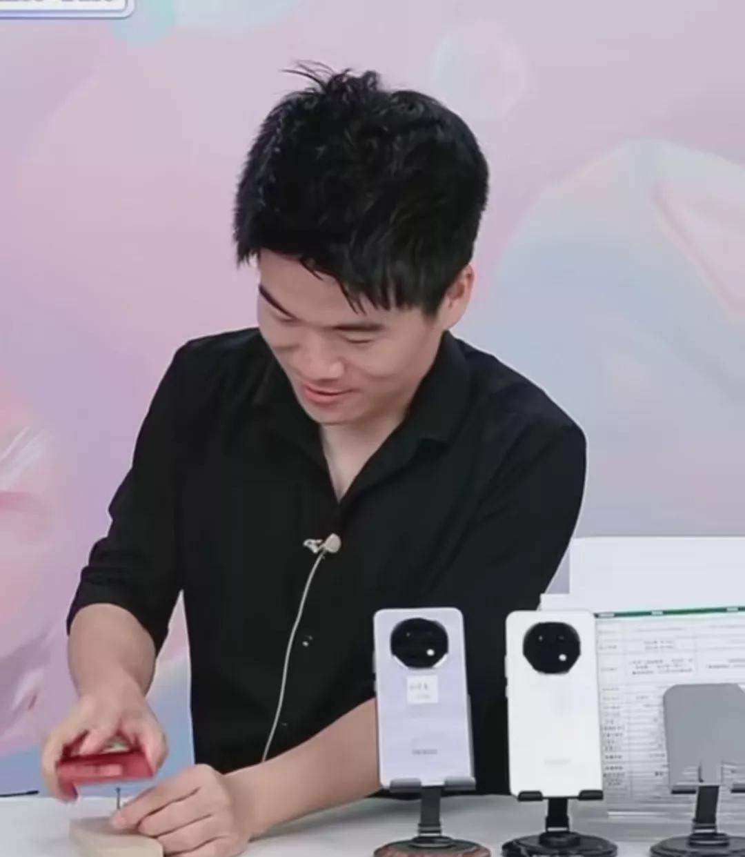 董宇辉今晚卖手机，全天GMV快8000W了，华为和OPPO，没一个能打，全断货，