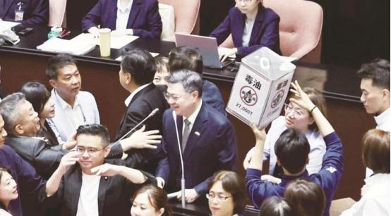 就在刚刚，台湾省新北市长侯友宜发表声明，7月15日，针对卓荣泰称“治癌油