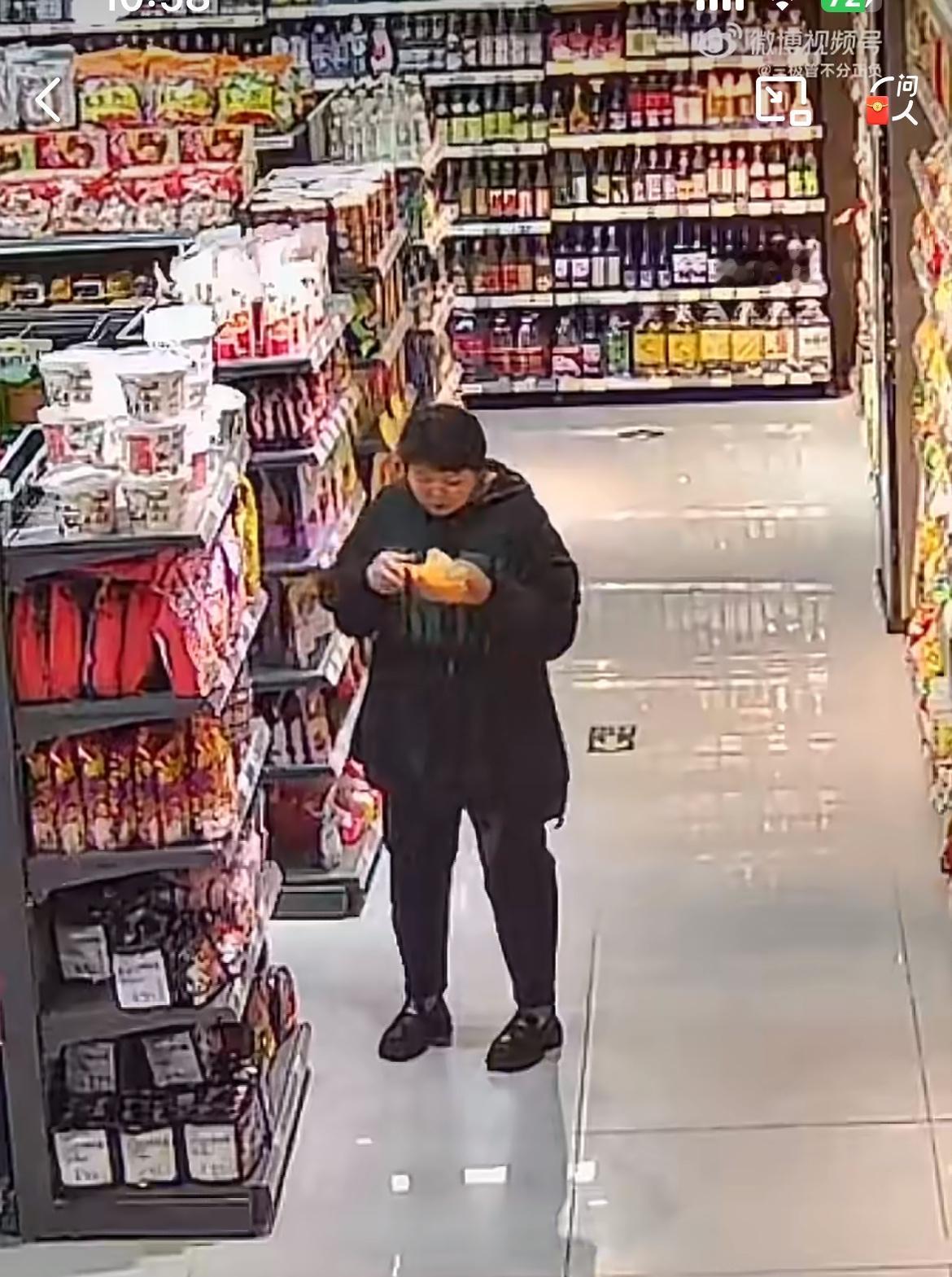 大妈超市0元购，监控底下偷吃粑粑柑和瓜子。在安徽阜阳一超市，一个大妈大摇大摆