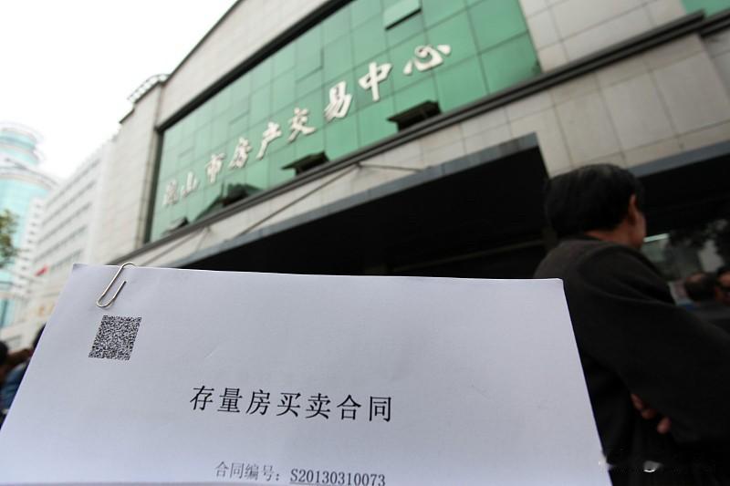 房价大涨大跌会导致很明显的财富转移。就比如说。本来一套房子是100万，后来涨