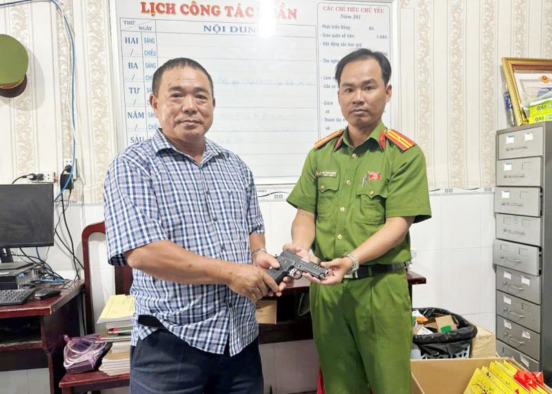 越南金瓯省群众主动上交手中的枪支