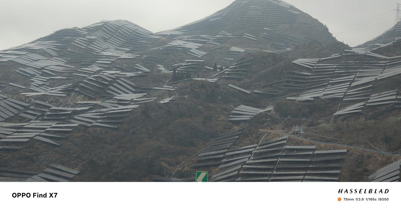 自驾云南D5：在贵阳与昆明的公路上，看到成片的太阳能板，这山上的一板一眼，全是