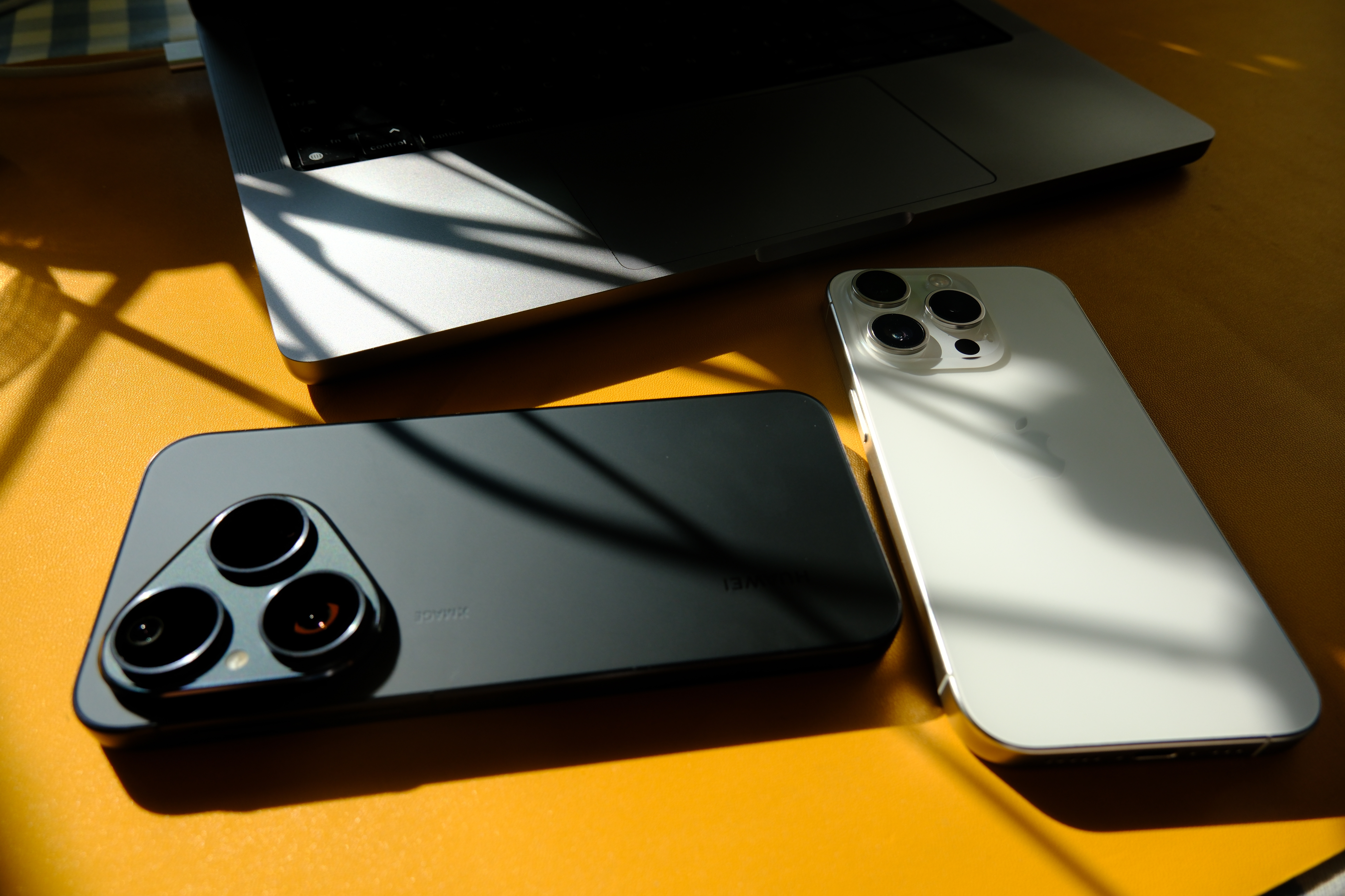 华为Pura80、苹果iPhone15Pro都好看啊，高颜值双机在握[爱心]​