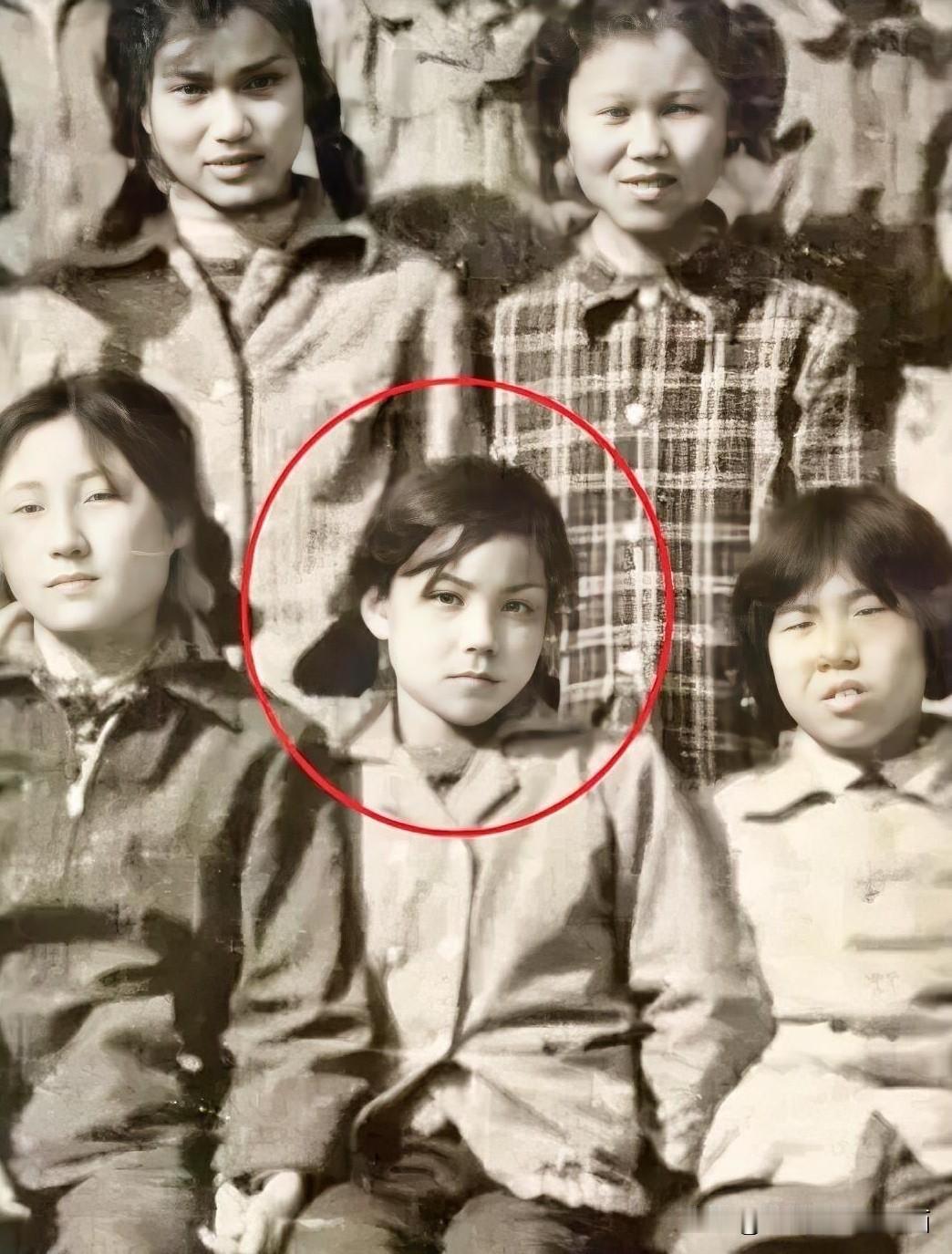 难怪她会成为大明星，小时候长相就不一般，看起来是5个女孩里面长相最漂亮的一个，扎