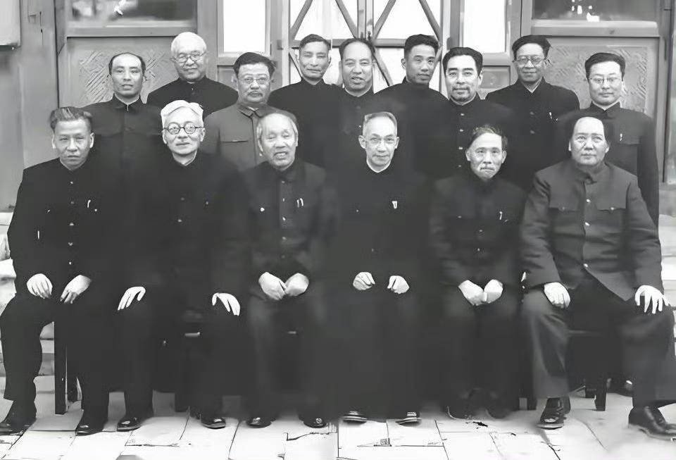 这张照片拍摄于上世纪五十年代。照片中毛主席和少奇同志坐在第一排的两边，周总理和陈