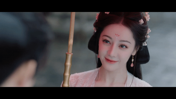 贺思慕段胥雨中相认迪丽热巴陈飞宇雨中相认那句“在重逢的街头，心跳比我更先认出你