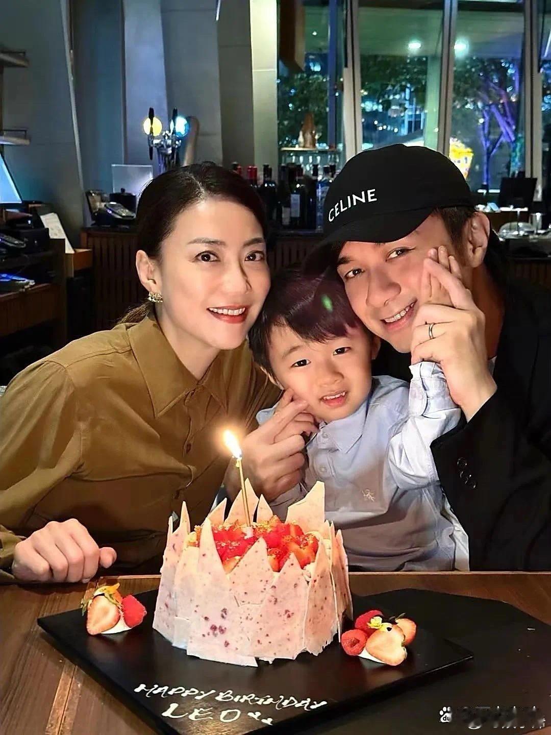 古巨基和大他4岁的经纪人相恋20年终于成婚啦！52岁的妻子为他生下儿子，最近儿子