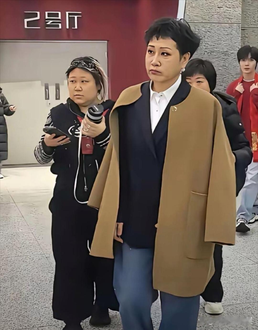 张凯‎丽整个人都变了，‏⁠像换‏了个‏人似⁠﻿的。