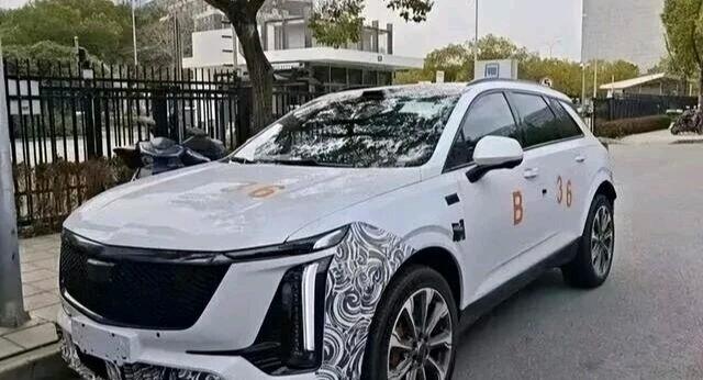 插混凯迪拉克XT5谍照曝光，浴皇大帝也加电了近日，插混版凯迪拉克XT5国内多地路