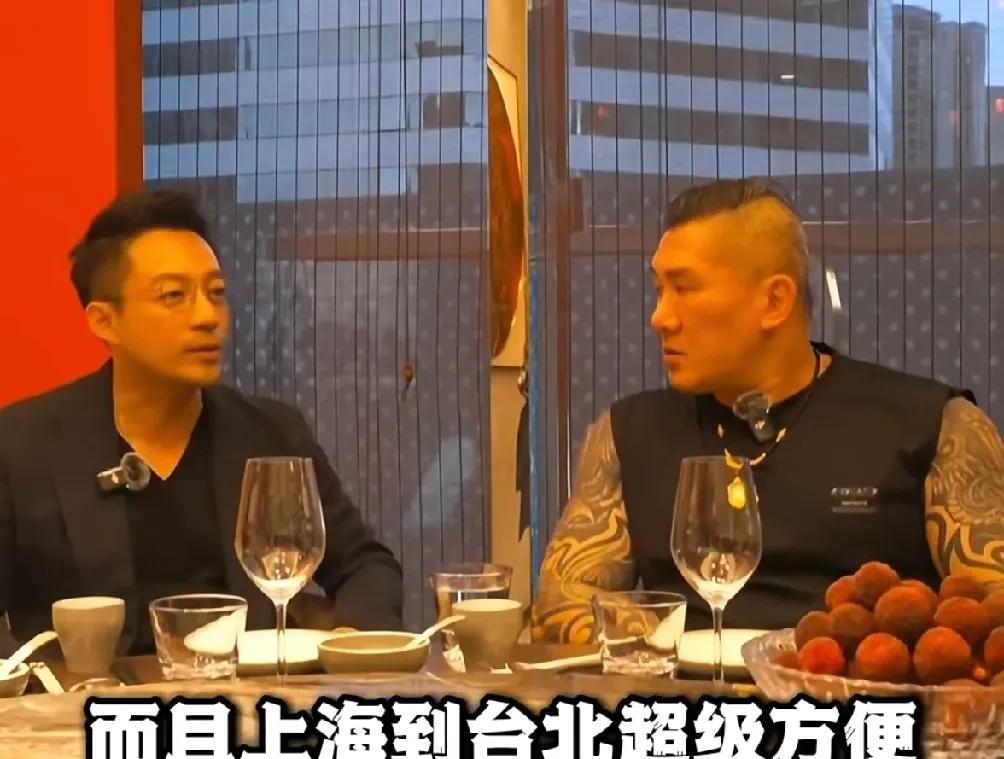 汪小菲宴请湾湾大网红馆长在上海麻六记用餐，汪小菲侃侃而谈，介绍麻六记菜品，馆长也