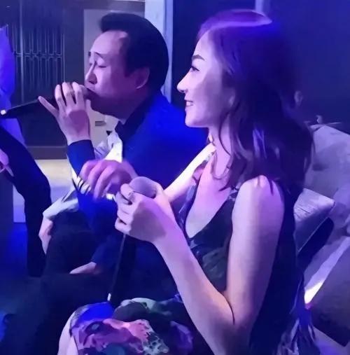 恒大歌舞团团长白珊珊在整个恒大集团内部连个中层干部也算不上吧，恒大有地产，汽车，