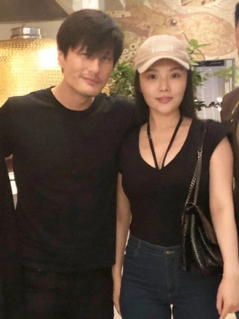 徐冬冬孩子叫小椰子小椰子这名也太好记了吧，以后吃椰子鸡都能想起冬冬家的娃