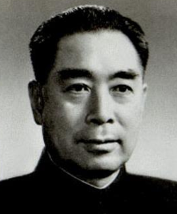 1976年，周总理逝世后，由韩宗琦负责为其穿寿衣，可当韩宗琦接过卫士们递过来的寿