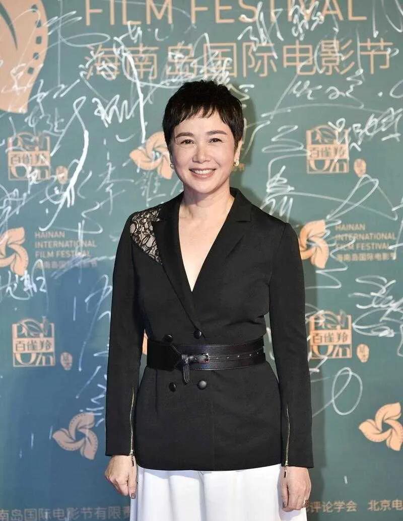 其实对于这件事，很多网友也是挺能理解的。毕竟蒋雯丽经常被拍到演员去酒店和她同进酒