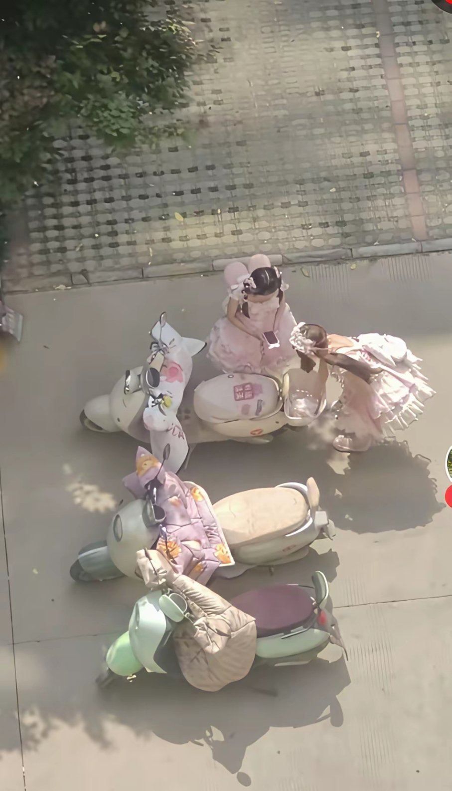 如果你女儿，不读书也不上班！每天打扮成这个样子，和一些打扮奇奇怪怪的人混在一起