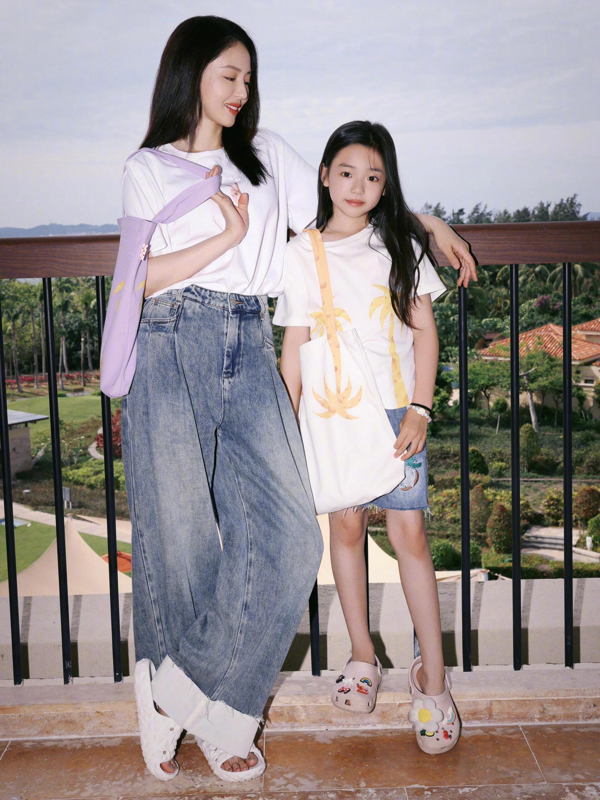 董璇养小酒窝也装监控看来明星妈妈也逃不过“装监控看娃”这一关。董璇给女儿小酒窝