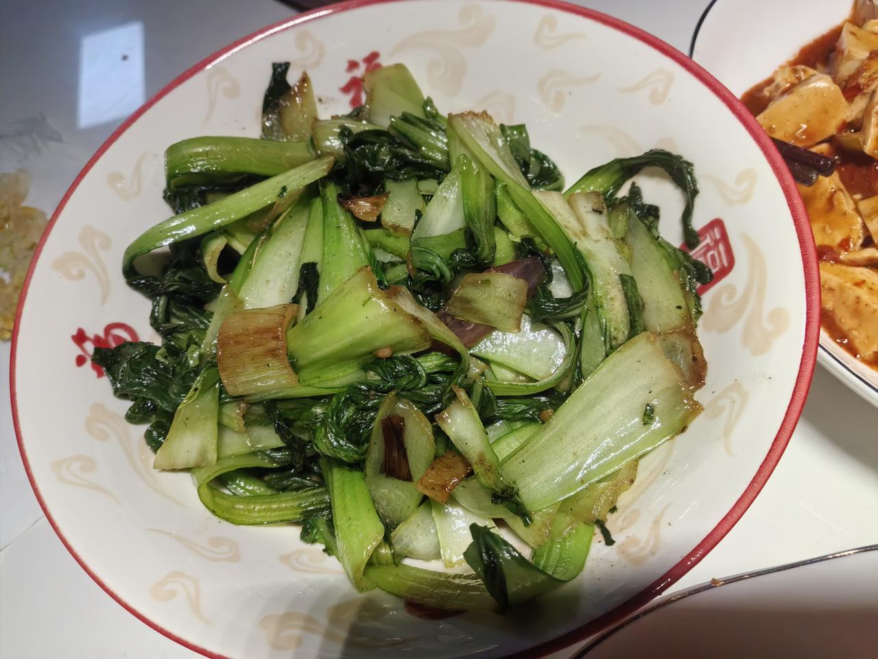 我认为理科，理科的出路更多。若你选择文科之路，未来或许需全力以赴争取本科文凭，