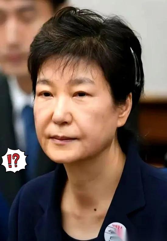 韩国政坛这波操作，简直是刀刀见骨，半点情面都不留。尹锡悦一审被判无期，庭审上从