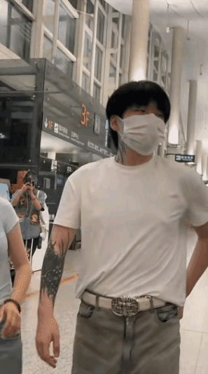 这下总能澄清了吧！第一眼看以为是王楚钦，再仔细一看就知道不是他了！这个人有纹身！