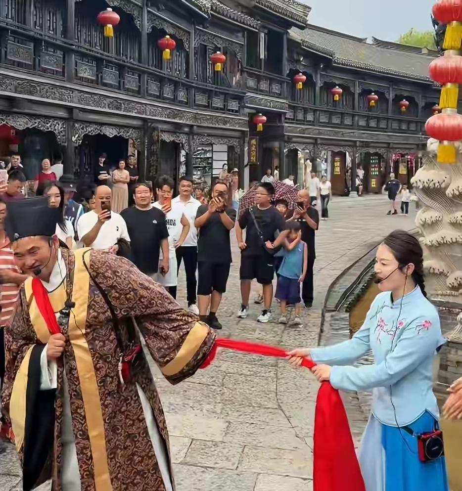 朱之文，你糊涂啊。你就算回村里种地养鸡，偶尔出来唱两句，大家也念你的好。